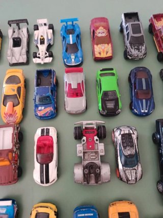 Lotto 40 macchinine Hot Wheels Malaysia
