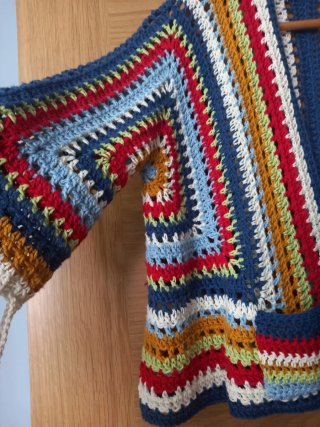 Cárdigan hecho a crochet