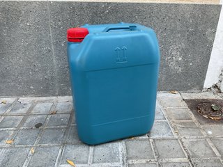 Se venden8 bidones  de 20L  por 10€ todos