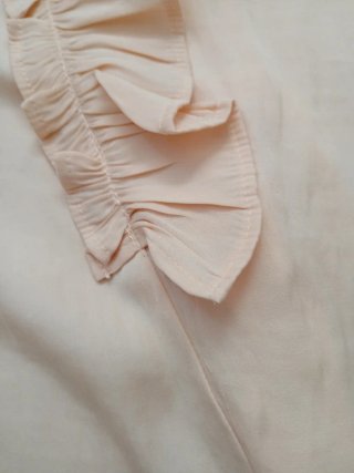 Blusa Mango rosa con volantes