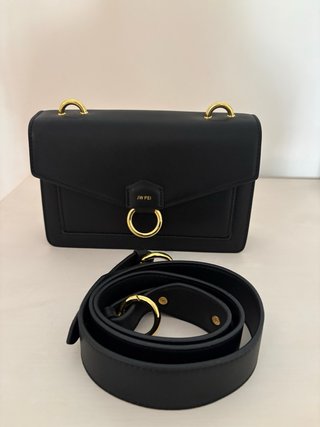 Bolso JW PEI negro con detalles dorados