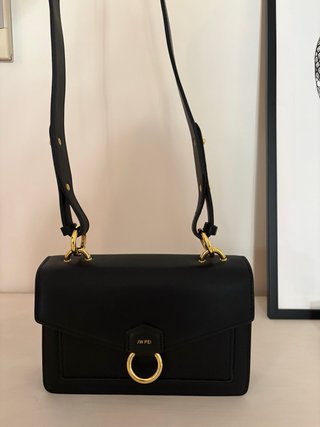 Bolso JW PEI negro con detalles dorados