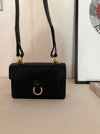 Bolso JW PEI negro con detalles dorados