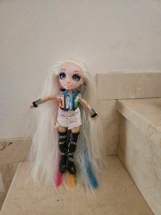Muñeca Rainbow High con pelo largo