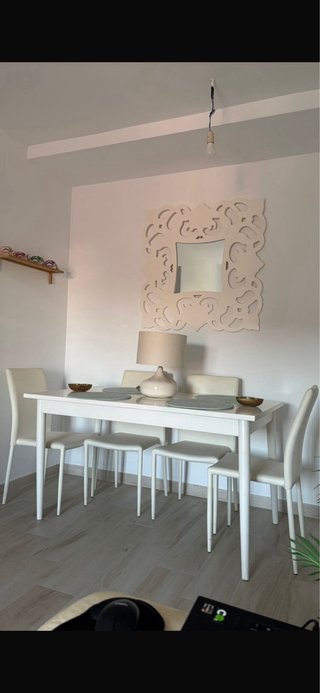 Mesa y 4 sillas comedor