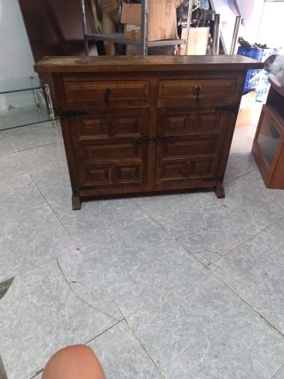 Mueble clásico de madera maciza