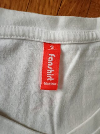 Bonita camiseta blanca de manga corta de algodón