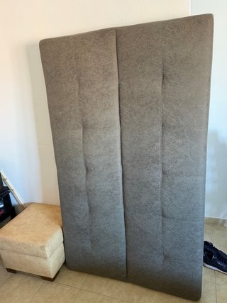 Sofá cama gris con patas plateadas