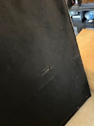 Sofá cama gris con patas plateadas