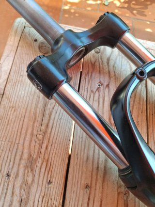 Horquilla SR Suntour M3020 26", tubo 1" y 1/8"