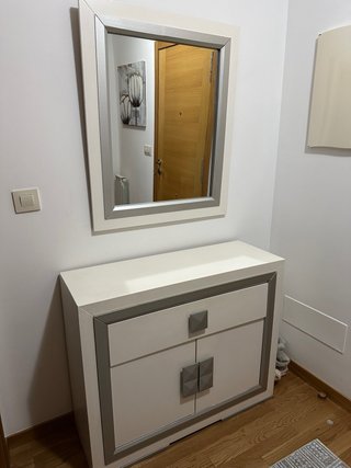Mueble recibidor blanco y plateado