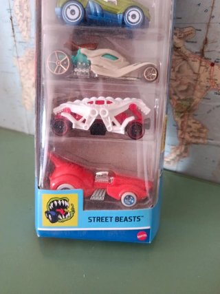 Hot wheels let's race Netflix street Beasts