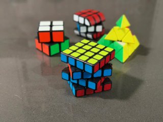 Pack 4 cubos Rubik. Precio por el pack completo.