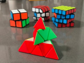 Pack 4 cubos Rubik. Precio por el pack completo.