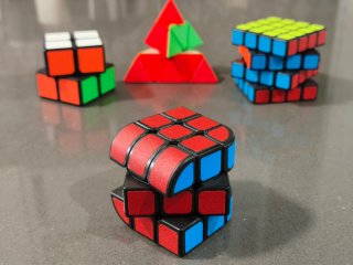 Pack 4 cubos Rubik. Precio por el pack completo.