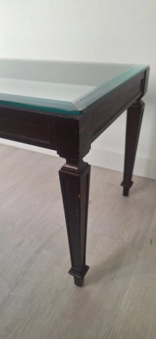 Mesa baja de madera y cristal