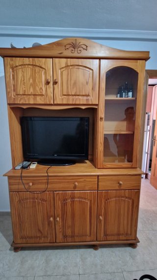 Mueble de salón de pino con vitrina