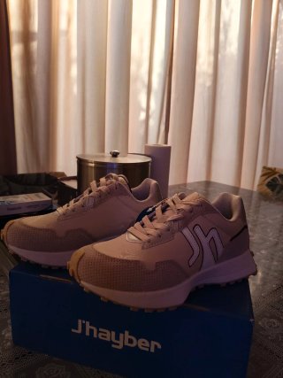 Zapatillas Jhayber Beige y Blancas