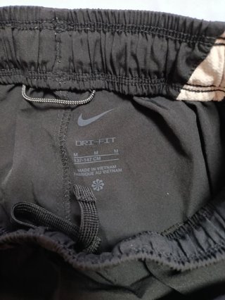 Pantalón corto deportivo Nike niño. Talla 11 años.