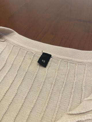 Polo de punto beige hecho a mano