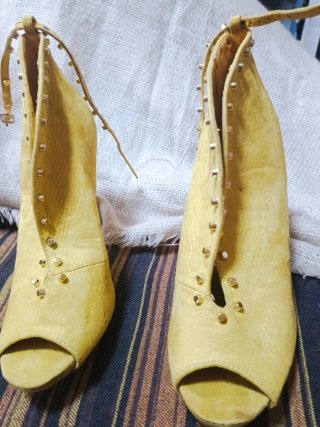 Botín ante amarillo con tachuelas