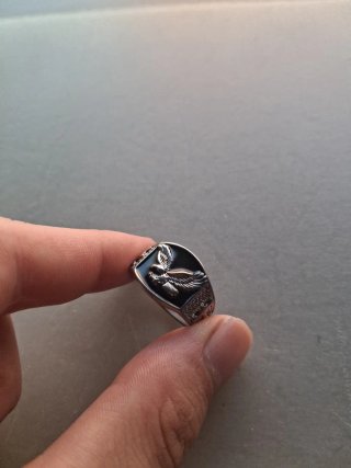 Anillo plateado con águila