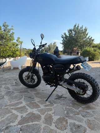 Moto Leonart 125 Tracker Negra