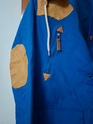 Cortavientos hombre azul y marrón