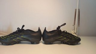 Botas de fútbol negras y verdes