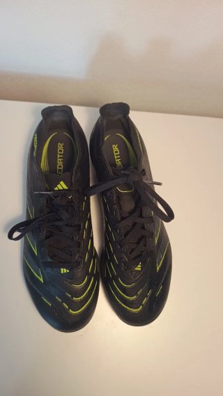 Botas de fútbol negras y verdes