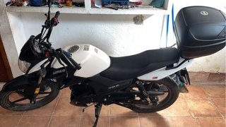 UMCO RK 125 Moto Negra y Blanca