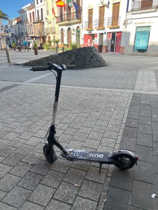 Patinete Eléctrico Supreme Negro/Blanco