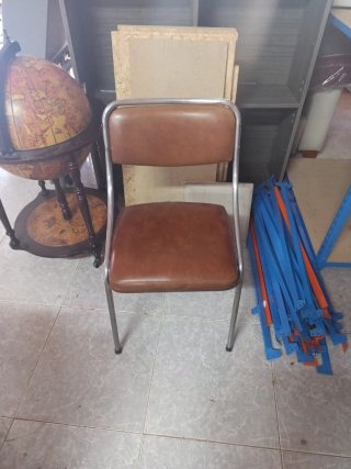 Silla cómoda marrón de cuero y metal