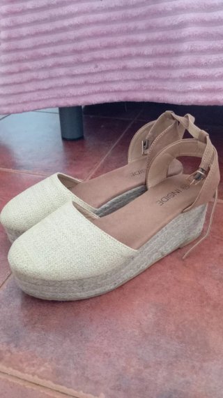 Sandalias cuña INSIDE beige talla 39