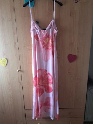 Vestido largo floral rosa y flores fucsias