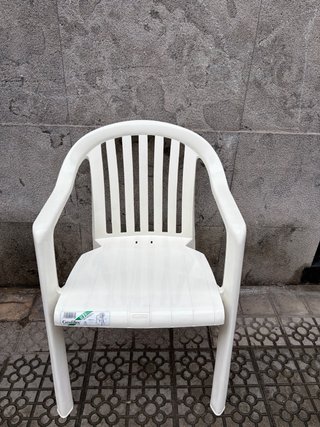 2 Sillas de Plástico Blancas Apilables