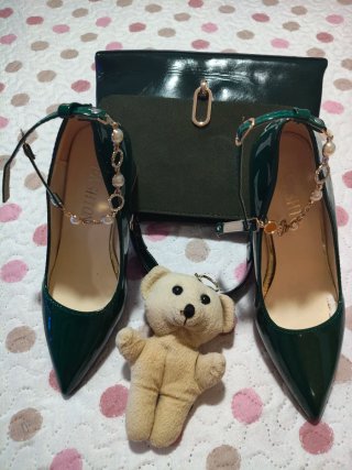 Zapatos de tacón verdes con perlas