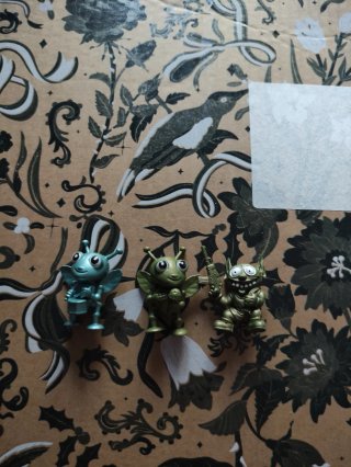Figuras de insectos alienígenas