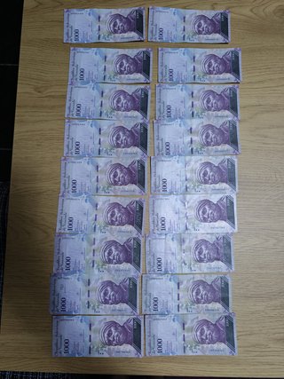 Billetes Venezolanos y hoja acto cívico 1810-2010