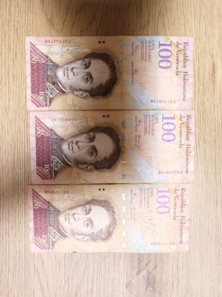Billetes Venezolanos y hoja acto cívico 1810-2010