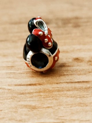 Charm Minnie Mouse Rojo y Negro