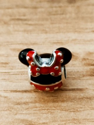 Charm Minnie Mouse Rojo y Negro