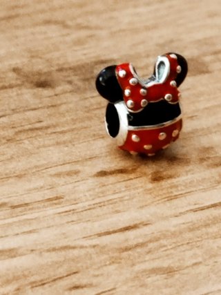 Charm Minnie Mouse Rojo y Negro