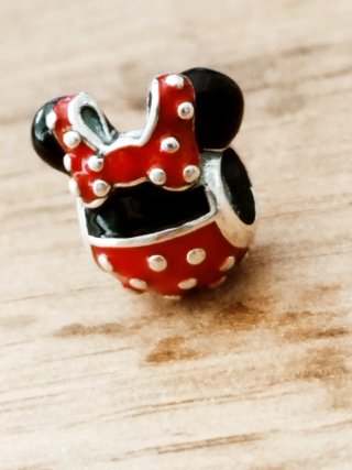 Charm Minnie Mouse Rojo y Negro