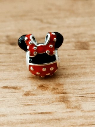 Charm Minnie Mouse Rojo y Negro