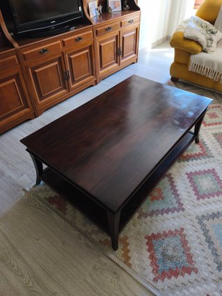 Mesa de centro de madera oscura con estante