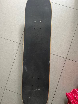 Skate azul con diseño de esqueleto