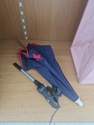Sombrilla azul marino con estrella roja