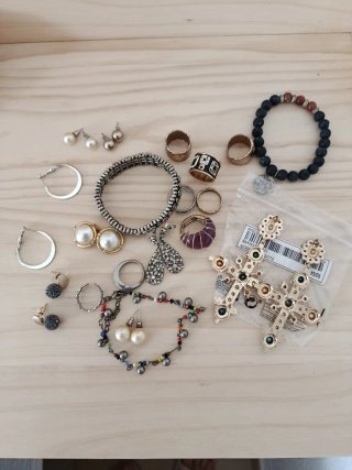 Lote bisutería varios anillos pulseras pendientes
