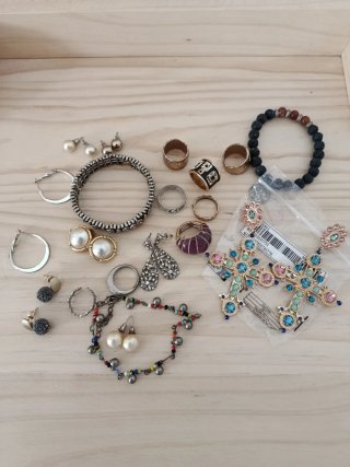 Lote bisutería varios anillos pulseras pendientes
